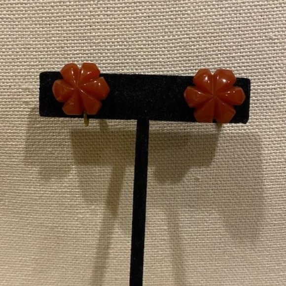 VTG BAKELITE Caramel Flower Carved EARRINGS - Picture 4 of 9
